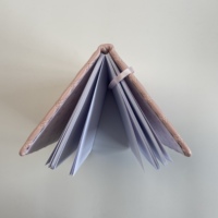 Cuaderno A5 de Tapa Dura de PU Personalizado Creativo al por Mayor con Costuras, Rejillas, Bolsillo con Cremallera y Gran Capacidad de Almacenamiento para Oficina y Negocios