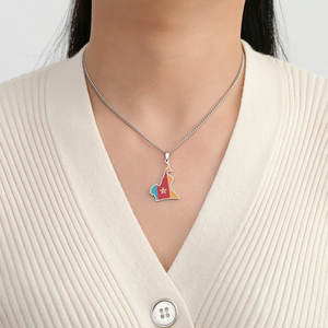 Collier chaîne avec pendentif drapeau émaillé de pays du monde, en acier inoxydable argenté et plaqué or 18 carats - Product Image 6