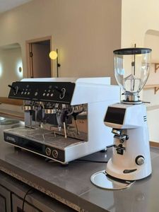 Máquina de Espresso Semiautomática Comercial Serie 2 Legendaria, 9 Bares de Presión, Programable, Blanca, para Restaurantes y Cafeterías - Product Image 3