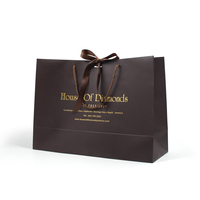 Sacs en papier recyclables de luxe personnalisés pour boutiques de détail, emballages cadeaux pour vêtements, chaussettes, chaussures, longueur main