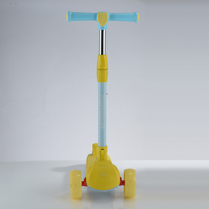 Patinete infantil de tres ruedas, altura ajustable, plegable, con luces y música para niños de 1 a 12 años - Product Image 4
