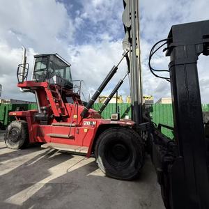 Apilador de contenedores vacíos de la famosa marca Kalmar, modelos DCT90 y DCF90, con motor Cummins, para operaciones de contenedores en el muelle. - Product Image 2