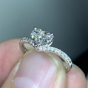 Anello di Fidanzamento F718 per Donna in Oro Bianco con Diamante Taglio Cuore e Pietre Laterali Naturali di Colore D - Product Image 2