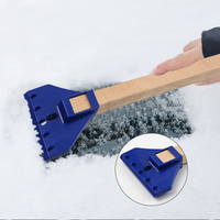 Brosse à neige classique durable avec manche en bois massif et grattoir à glace, outil d'hiver fiable pour le nettoyage et l'entretien annuel de la voiture