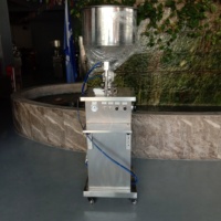 Machine de remplissage liquide manuelle verticale de machine de remplissage liquide de productivité élevée