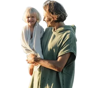 Nouveau design vente en gros de vêtements d'été à la mode sweat à capuche pour le surf serviette de plage pour enfants et adultes poncho de serviette à capuche pour la plage