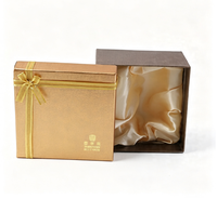 Boîte cadeau rigide carrée de luxe avec doublure en satin, logo personnalisé en feuille d'or, ruban et nœud, emballage cadeau