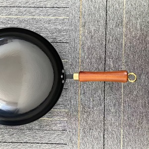 Wok Redondo Sin Recubrimiento con Mango de Madera de Cedro Rojo para Cocinar 32 cm - Product Image 3