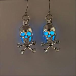 Venta al por mayor de fábrica Halloween luminoso ahueca hacia fuera el cráneo fantasma noche luz colgante pendientes colgantes para mujeres - Product Image 3