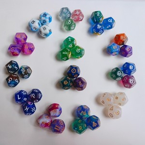 Dado a 12 facce multicolore con simbolo della costellazione, angoli arrotondati, D12, per giochi di lancio e sorteggio fortuna - Product Image 1