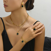 Ensemble collier et boucles d'oreilles carrées noires superposées en alliage haut de gamme style Ins ; Bracelet et bague d'index de niche luxe léger