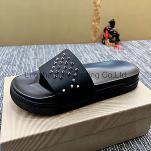 Pantuflas de Diseño de Alta Calidad 2025, Personalizadas, de Cuero, con Suela Gruesa y Tachuelas, Unisex, con Suela Roja, OEM ODM - Product Image 2