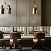 Ensemble de meubles de café, restaurant et bar moderne : canapé en cuir beige, tables carrées en bois et chaises grises