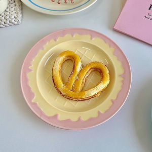 Assiettes de service modernes en céramique, crémeuses et esthétiques-Vaisselle moulée unique pour crème glacée pour restaurants - Product Image 1