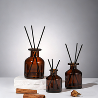 Bouteilles diffuseurs de parfum classiques en verre marron mat transparent 50ml 100ml 150ml 200ml avec bouchons en liège et écran à bâtonnets en rotin