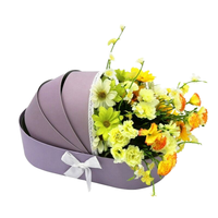 Boîte cadeau en carton mat avec motif floral en forme de berceau pour bébé, idéale pour les baptêmes et les fêtes d'anniversaire