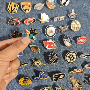 Nouvelle Arrivée Broche Logo Équipe de Hockey sur Glace NHL Élégante en Métal Thermolaqué, Badge de Col avec Lettrage pour Vêtements et Mode - Product Image 4