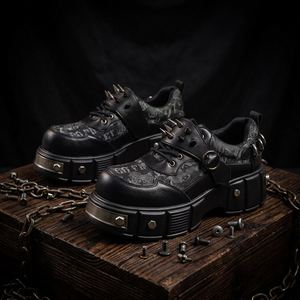 Chaussures gothiques épaisses pour hommes 2026, avec empeigne jacquard, décorations à pointes métalliques et rivets, sangle à boucle, design à lacets, semelle épaisse, style punk - Product Image 1