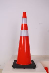 Grand triangle en PVC de 900 mm pour la sécurité routière avec base - Product Image 3