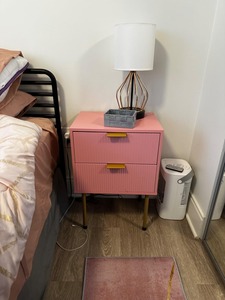 Fondlive Pequeno Quadro De Ouro Side End Table Mid-Century Modern Mesa de cabeceira mais recente night stand rosa caneladas com 2 gavetas de armazenamento