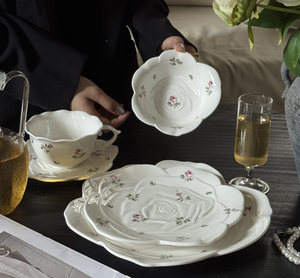 Juego de Vajilla de Cerámica con Delicados Capullos de Rosa Rosa - Platos, Tazas y Platillos de Porcelana para Restaurantes, Bodas, Eventos y Venta al por Mayor - Product Image 4
