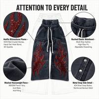 Pantalon de survêtement streetwear personnalisé avec logo, effet délavé, coupe oversize, strass, jambes évasées et superposées, imprimé flamme et broderie