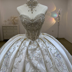 Vestido de Novia Bohemio de Lujo hasta el Suelo, Satén de Calidad, Exquisitos Detalles de Cuentas, Escote Corazón, Diseño Elegante, Cola Capilla - Product Image 3