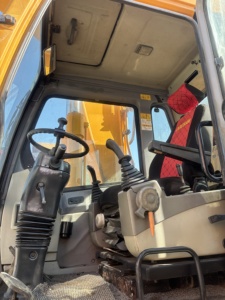 Excavatrice sur chenilles HYUNDAI 150W-7 d'occasion de bonne qualité, faible nombre d'heures, bien entretenue, moteur diesel, pompe hydraulique, parfaite pour la route - Product Image 4