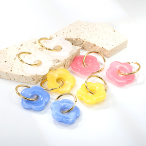 รูปทรงดอกไม้เรซิ่นต่างหูห่วงสำหรับผู้หญิงเรขาคณิตลายดอกไม้โลหะผสมสังกะสีเครื่องประดับหู EA32850 - Product Image 1