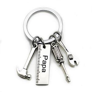 Nueva herramienta <span class=keywords><strong>de</strong></span> papá llavero martillo destornillador llave llavero Metal baratija coche joyería para hombres regalo del Día del Padre - Product Image 2