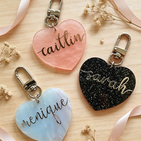 Porte-clés en plastique marbré Porte-clés acrylique personnalisé Fermoir en argent de voiture Logo personnalisé Cadeaux de mariage Porte-clés coeur de dessin animé blanc