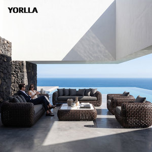 Ensemble <span class=keywords><strong>de</strong></span> <span class=keywords><strong>salon</strong></span> <span class=keywords><strong>de</strong></span> <span class=keywords><strong>jardin</strong></span> en rotin épais pour complexe commercial, canapé en résine tressée à assise profonde, table basse avec plateau en verre, personnalisable - Product Image 3