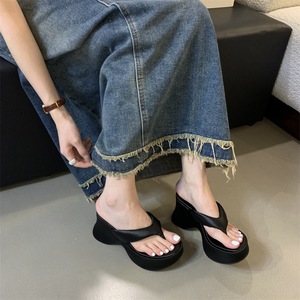 รองเท้าแตะแบบหนีบพื้นสูงสไตล์ฝรั่งเศส รุ่นใหม่ปี 2026 สำหรับผู้หญิง วัสดุ PU เหมาะสำหรับใส่ไปทะเล - Product Image 6