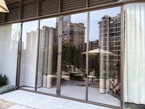 Puertas de Entrada Plegables Minimalistas con Marco Ultra Delgado y Vidrio Templado de Vista Completa para Tiendas de Marca en Asia - Product Image 4