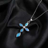 Pendentif croix boîte à bijoux fantaisie en argent 925 et opale, style vintage, pour fiançailles et mariage, avec accents floraux sculptés à la main, chaîne boîte, éclat rêveur