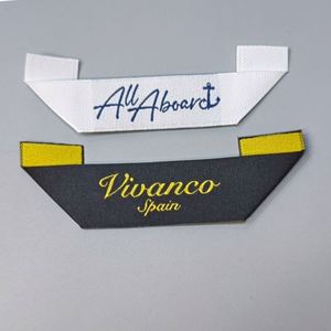 Étiquettes tissées en polyester damassé rectangulaires durables avec logo de marque personnalisé pour vêtements, t-shirts, col plié Manhattan - Product Image 1