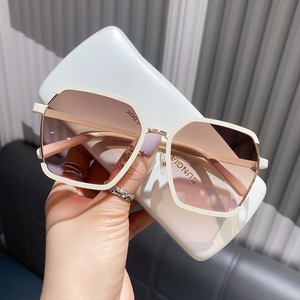 Nouvelles <span class=keywords><strong>lunettes</strong></span> <span class=keywords><strong>de</strong></span> <span class=keywords><strong>soleil</strong></span> rétro <span class=keywords><strong>tendance</strong></span> pour femmes <span class=keywords><strong>2023</strong></span> - Product Image 1