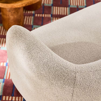 Modernes Bouclé-Stoff Gebogenes 2-Sitzer-Sofa Chaiselongue mit Holzgestell Zeitgenössisches Cremeweißes Loveseat für Wohnzimmer