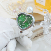 Montre Femme Minimaliste Polyvalente en Perles Cœur, Style Ouvert, Bracelet Montre Quartz pour Femme, Vente en Gros OEM/ODM
