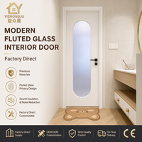 Porte intérieure/extérieure personnalisée en blanc mat avec grand panneau de verre ovale cannelé, poignée carrée noire, style postmoderne, chambre à coucher, OEM ODM
