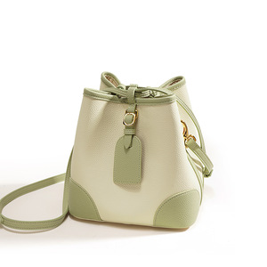 Sac seau tendance en cuir de vachette pleine fleur avec logo personnalisé, fermeture à cordon, portable, en polyester, pour femme, à porter à l'épaule ou en bandoulière - Product Image 1