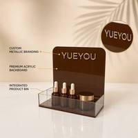Expositor de acrílico marrón personalizado, plegable y portátil para productos de cuidado de la piel, bandeja de mostrador con respaldo redondeado para botellas de suero y spray.