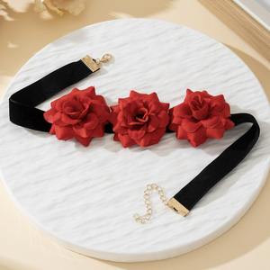 قلادة عنق نسائية رومانسية عتيقة قماش أحمر قلادة مخملية - Product Image 3