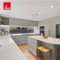 Armoire de cuisine Alland moderne minimaliste, finition mate vert sauge mat, bord arrondi incurvé, partie supérieure cannelée et rainurée