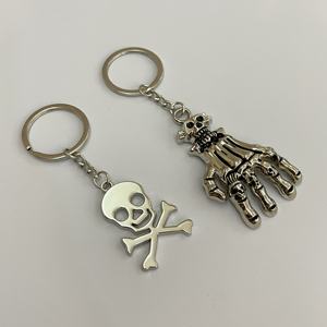 Gantungan Kunci Halloween yang Dapat Disesuaikan Desain Kerangka Setan Vintage Logam Liontin Kecil Carabiner Kerajinan Paduan Seng untuk Fashionable - Product Image 5