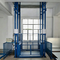 Plateforme élévatrice verticale hydraulique sur rail pour le levage de marchandises stationnaires dans les entrepôts logistiques et l'expédition de fret entre niveaux