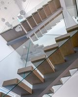 Escalier en tube carré moderne, personnalisé, durable, écologique, avec surface antidérapante, garde-corps en métal et verre, pour hôtel intérieur