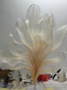 زهرة أورجانزا اصطناعية عملاقة مصنوعة يدويًا لطاولة الزينة، تصميم راقٍ وبسيط للزينة وحفلات الزفاف والتصوير الفوتوغرافي - Product Image 4