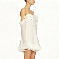 Robe courte blanche élégante à épaules dénudées avec appliques florales, manches longues et ourlet à volants, style bohème, idéale pour les invitées de mariage à la plage
