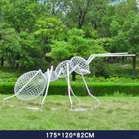 Sculpture moderne de fourmi en fil métallique ajouré, statue d'art insecte en métal pour l'extérieur, idéale pour la décoration de centres de villégiature, jardins botaniques et aires de jeux pour enfants